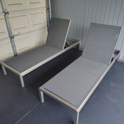 2 Outdoor patio chaise lounge chairs, pool furniture loungers