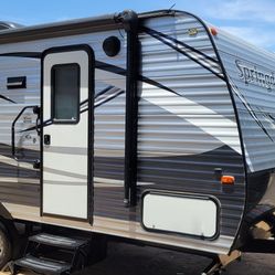 2018 KEYSTONE SPRINTER.... 3950 pounds Empty 