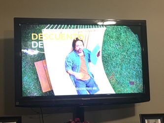 Vendodo tv de 50 pulgadas panasoni mui vuena solo tiene esa man chita en la eskina