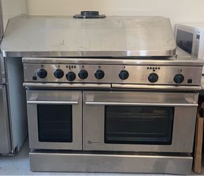Monogram GE gas stove and hood kitchen. Estufa de gas y campana