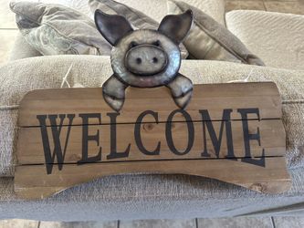 (NEW) Wood And Metal Pig Welcome Sign