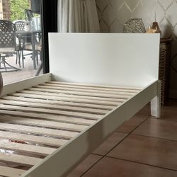 🛏️ Twin Bed Frame in Excellent Condition (Frame Only)