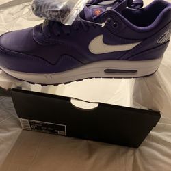 This is a Nike Air Max 1 '87 SP "Supreme Varsity Purple" sneaker. 