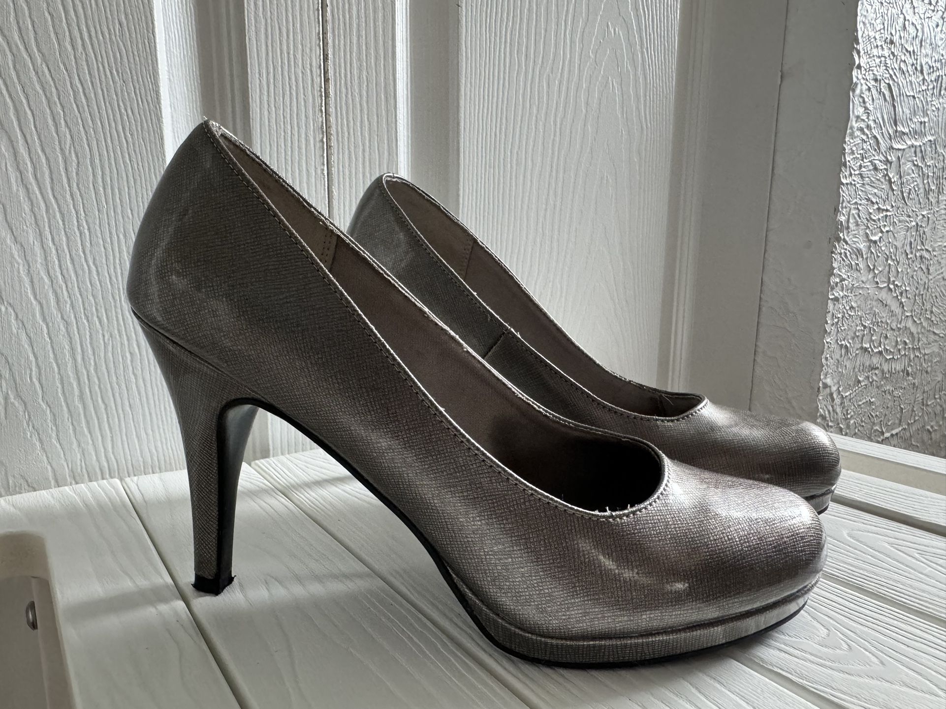 Mootsies Tootsies heels size 8 grey/silver color