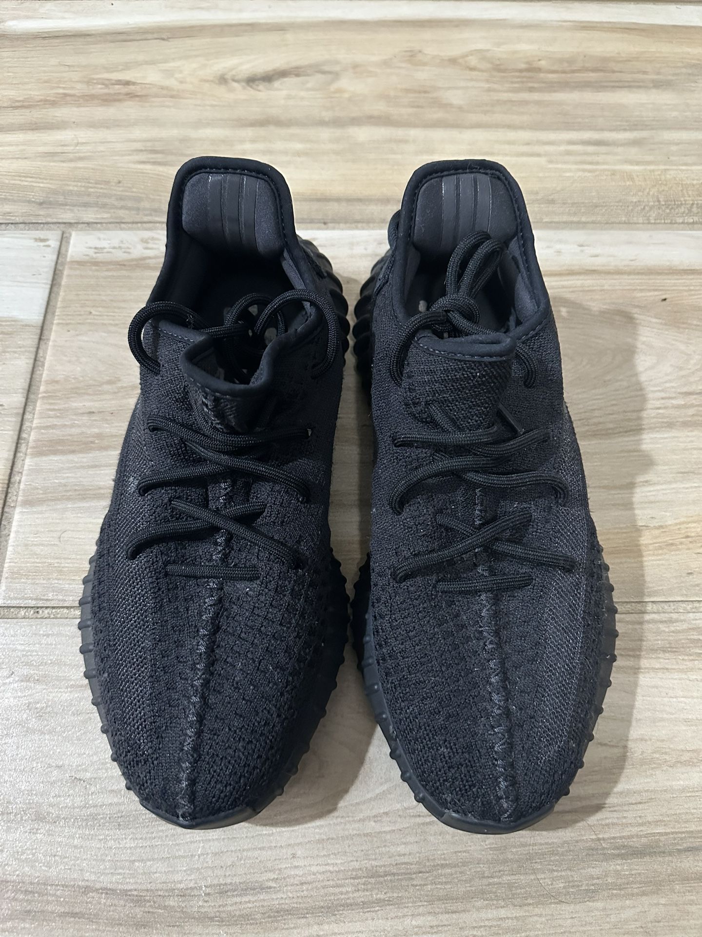 Yeezy’s Black size 8.5