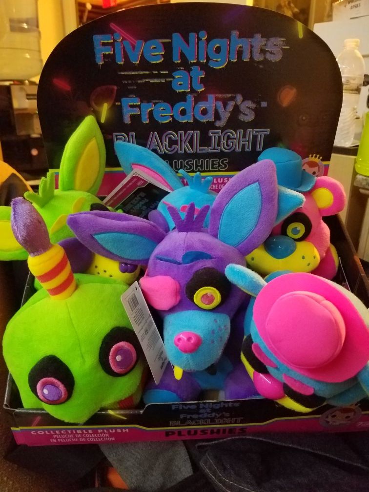 Five nights at Freddys blacklight 8 inch plush set