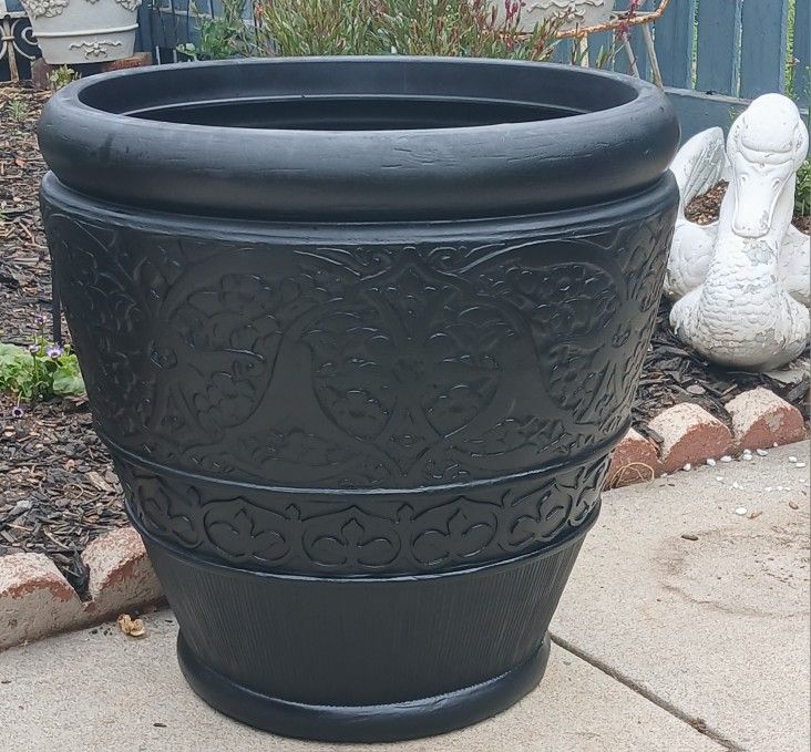 Grosfillex Brand 21" VERY LARGE Pot Planter. BLACK PLASTIC. - $35 (Washington Park, i25 and Alameda, Denver)