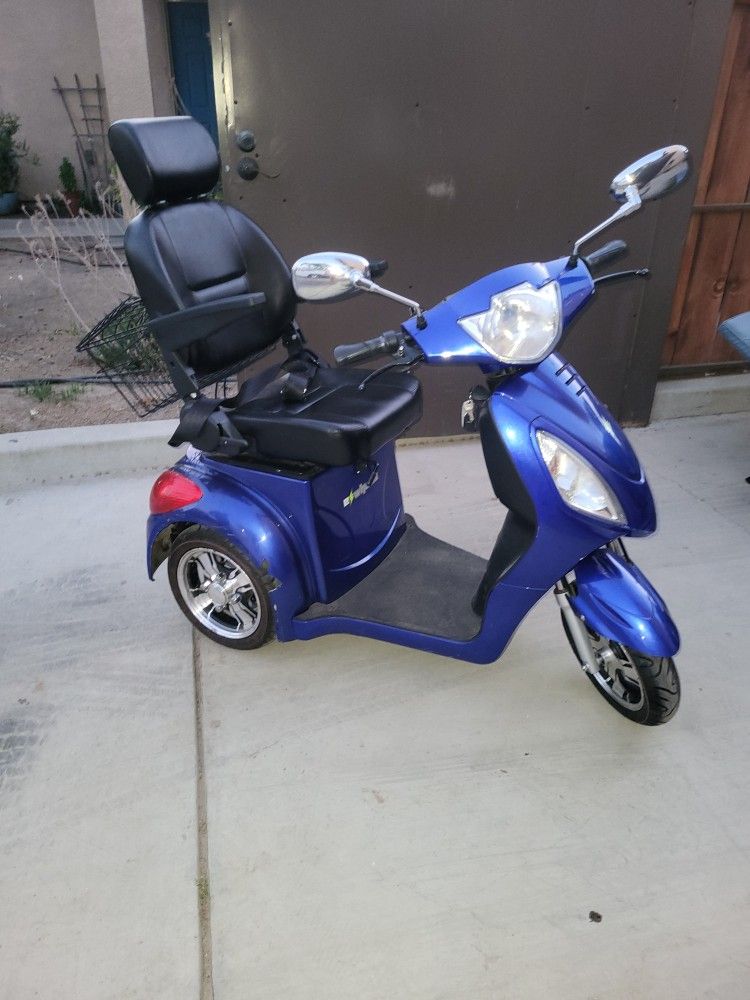 3 WHEEL SCOOTER