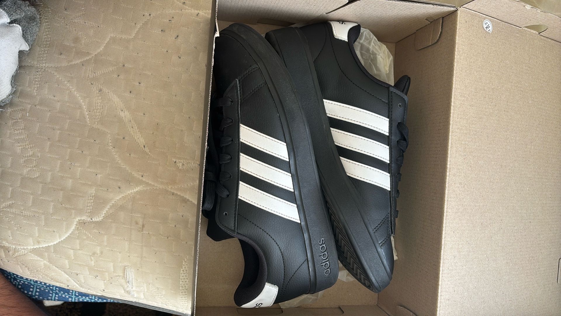 M Cblack/FTWWHT/GOLDMT Size 8