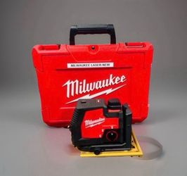 Milwaukee Green 100 ft. Cross Line and Plumb Points Rechargeable Laser Level with REDLITHIUM Lithium-Ion USB Battery and Charger. Comes with case.