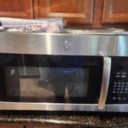 GE Microwave Like New 