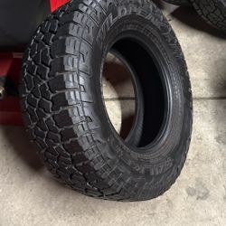 285/70/17 Falken Wild peak 