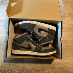 Air Jordan 1 MID SE 