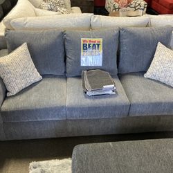 Lovely Sleeper ✨🤍 Easy Financing Available ✨🥰 Free Delivery 🚚