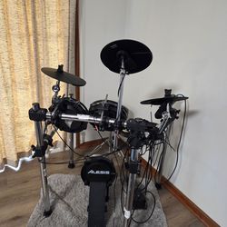 ALESIS 8 PIECE MESH DRUM KIT with pdp seat