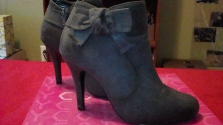 Almost new booties, grey size 6
