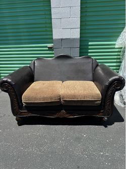 CLASSIC CARVED WOOD LOVESEAT – $100 OBO 🛋️