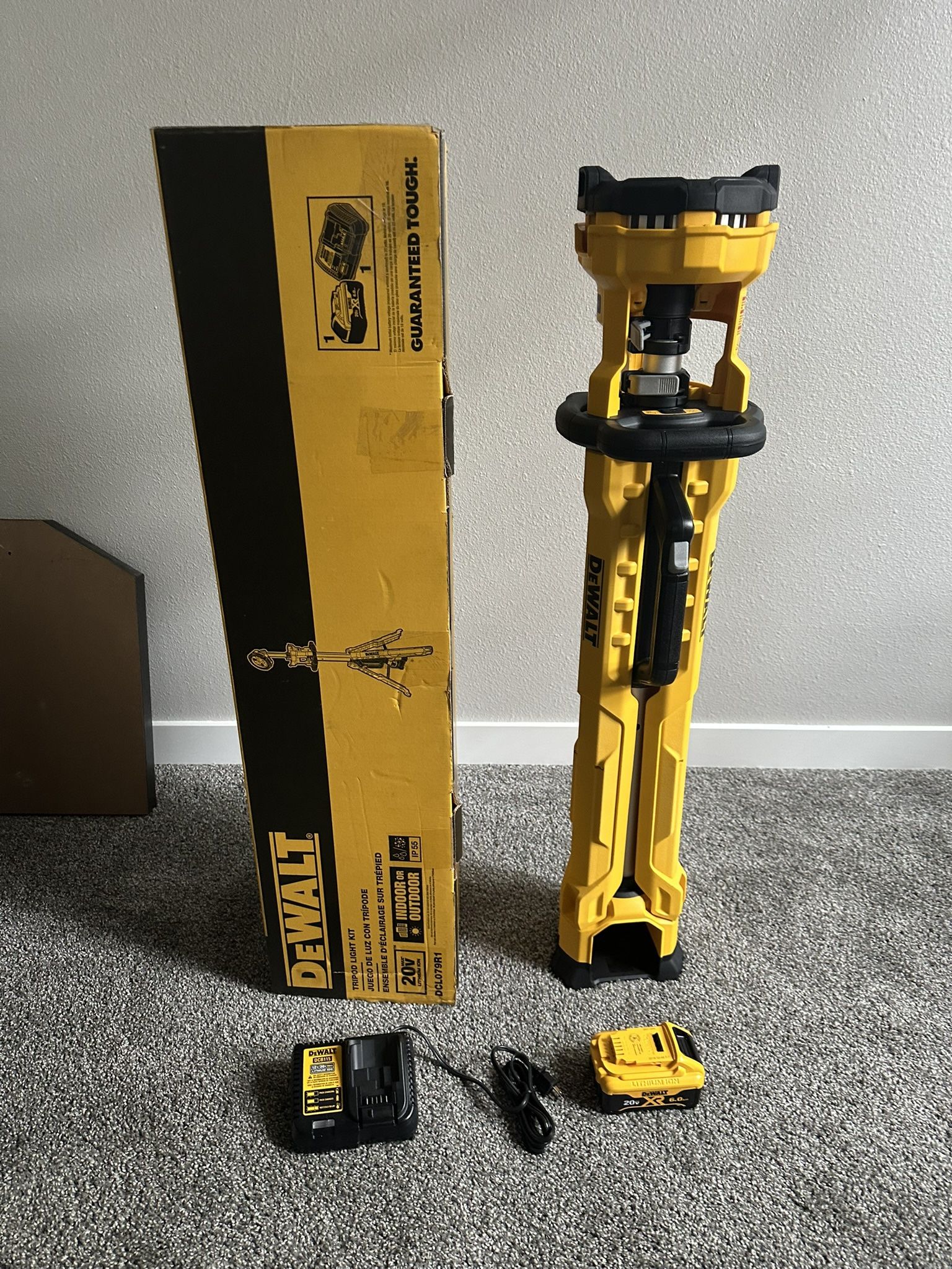 (open box)DEWALT 20V Tripod cordless powerful LED light