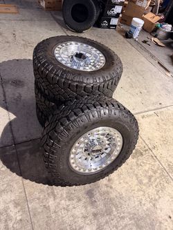 KMC 18x9 8 lugs 8x170 and 37 inch tires