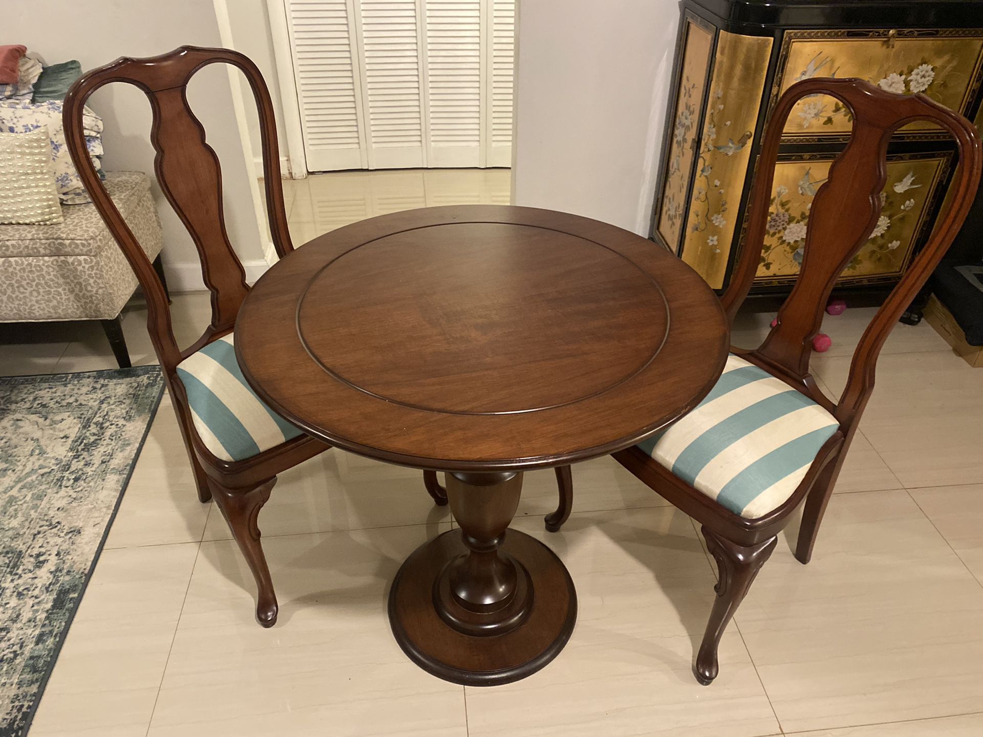 Dining Table 32x32 And Chairs 