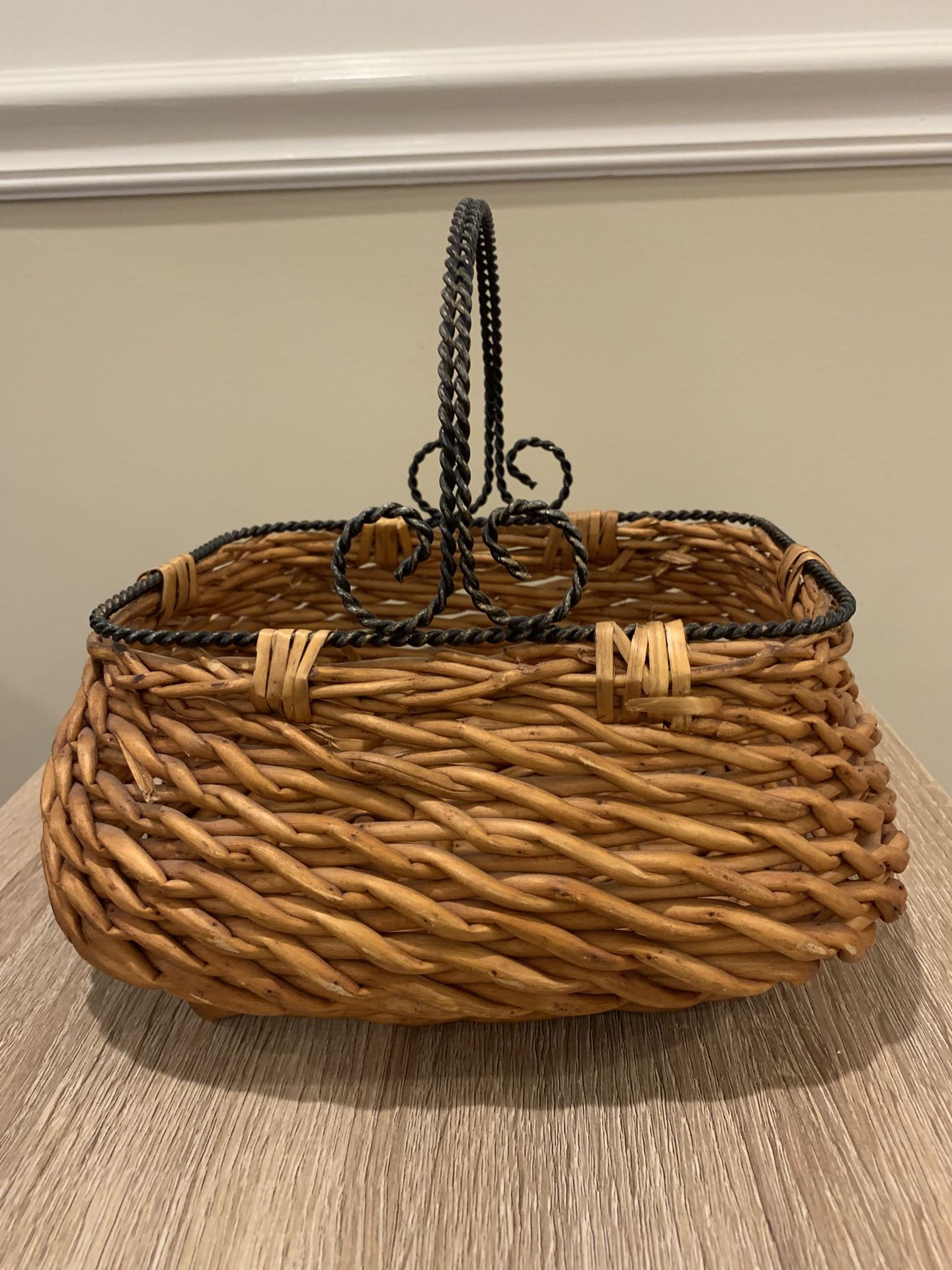 Basket With Metal Handle 