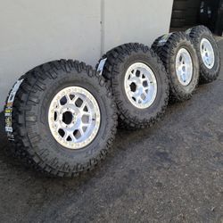 17" KMC KM444 w/ 35" Nitto Trail Grappler
