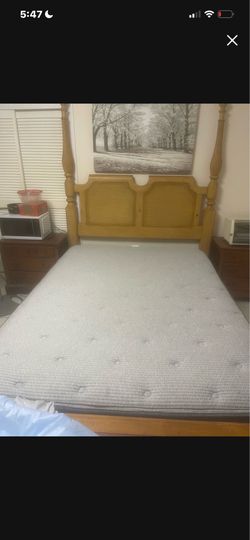Free 4 pieces queen bed. No mattress (hablo Español)