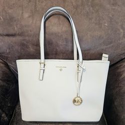 Michael Kors Large Jet Set Travel Tote in Buff!