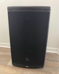 JBL Profesional EON 615 Powered Speaker.