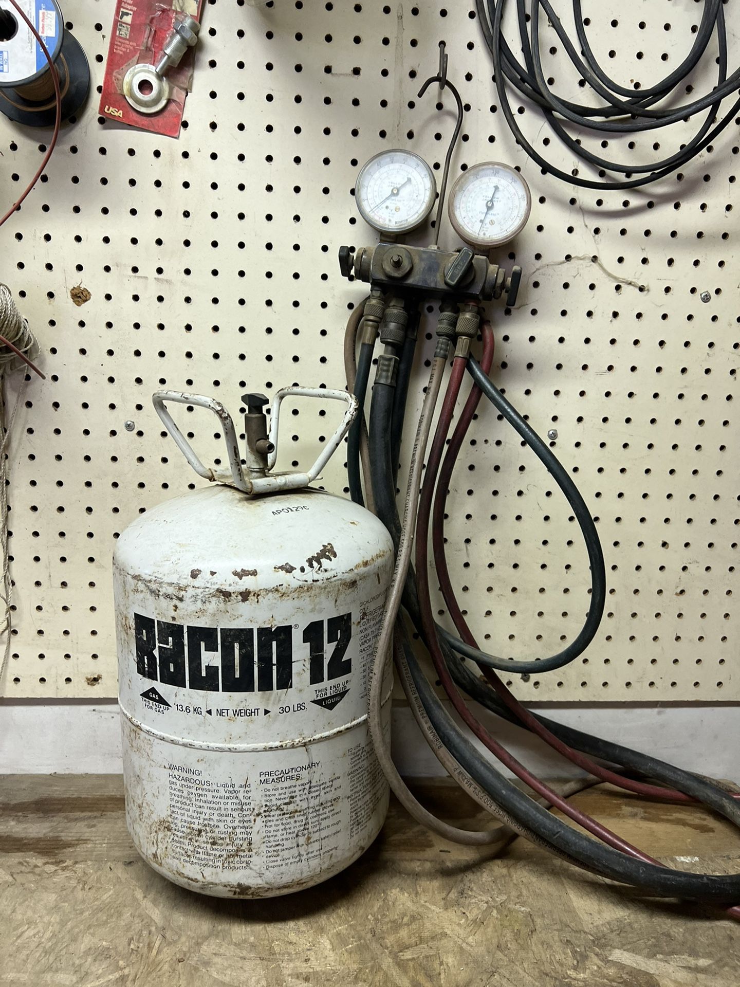 30lb R12 Freon W/gauges