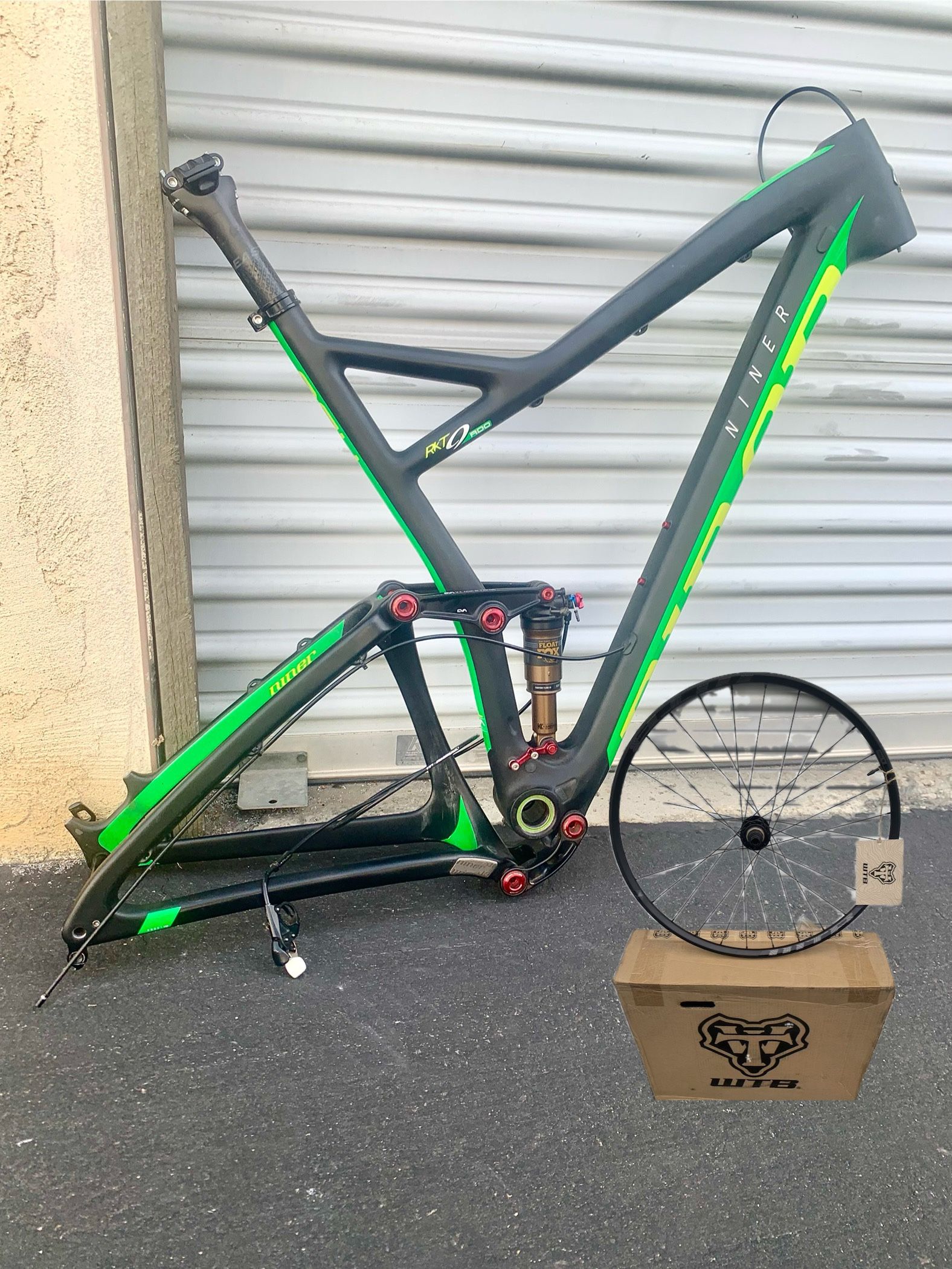 Niner Carbon Full Suspension MTB 29 Frame w Fox Factory Shock And New Wheel
