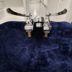 NEW MOEN" LOW NECK FAUCET, PERFECT FOR BATHROOM OR LAUNDRY AEEA WITH A WASH AEEA, GREAT DEAL FOR THE PRICE!!!