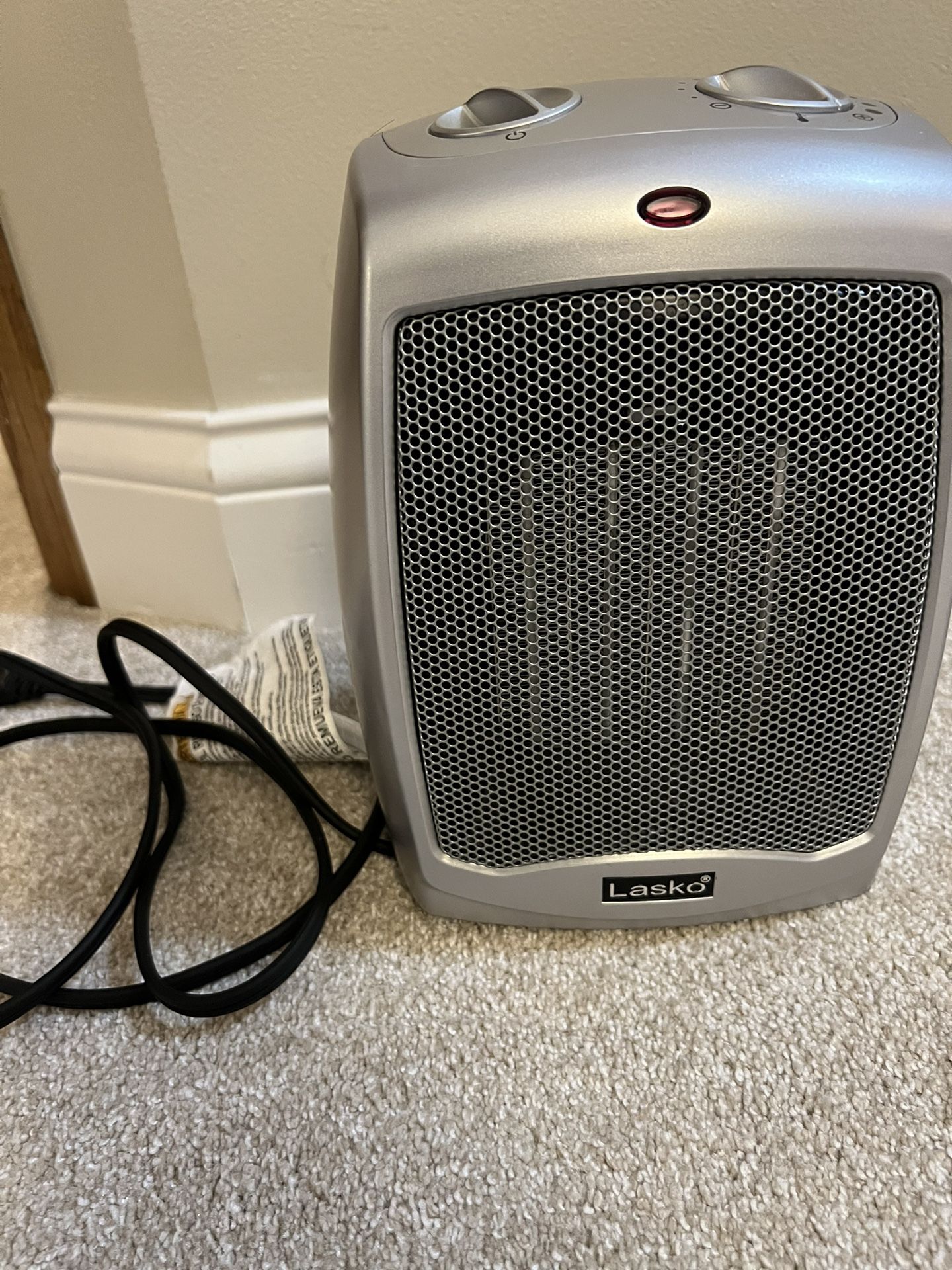 Lasko Ceramic Adjustable Thermostat Space Heaters, Non-Oscillating, 754200  Silver for Sale in Saint Paul, MN - OfferUp