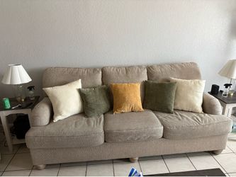 Couch – Clean & Neutral