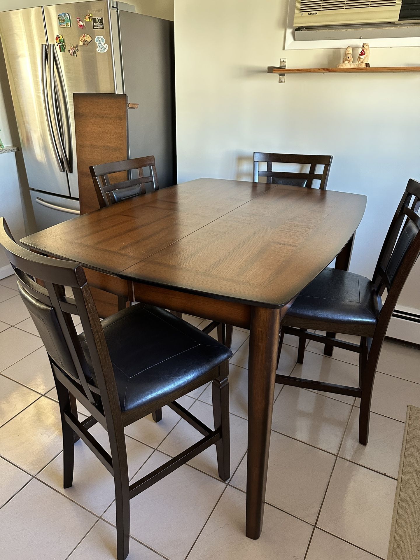 Kitchen Eat-In-Table With Table Piece Extender For Larger Areas