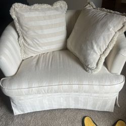 Luxurious Oversized Accent Chair with Plush Pillows – Like New! (Act Fast!)