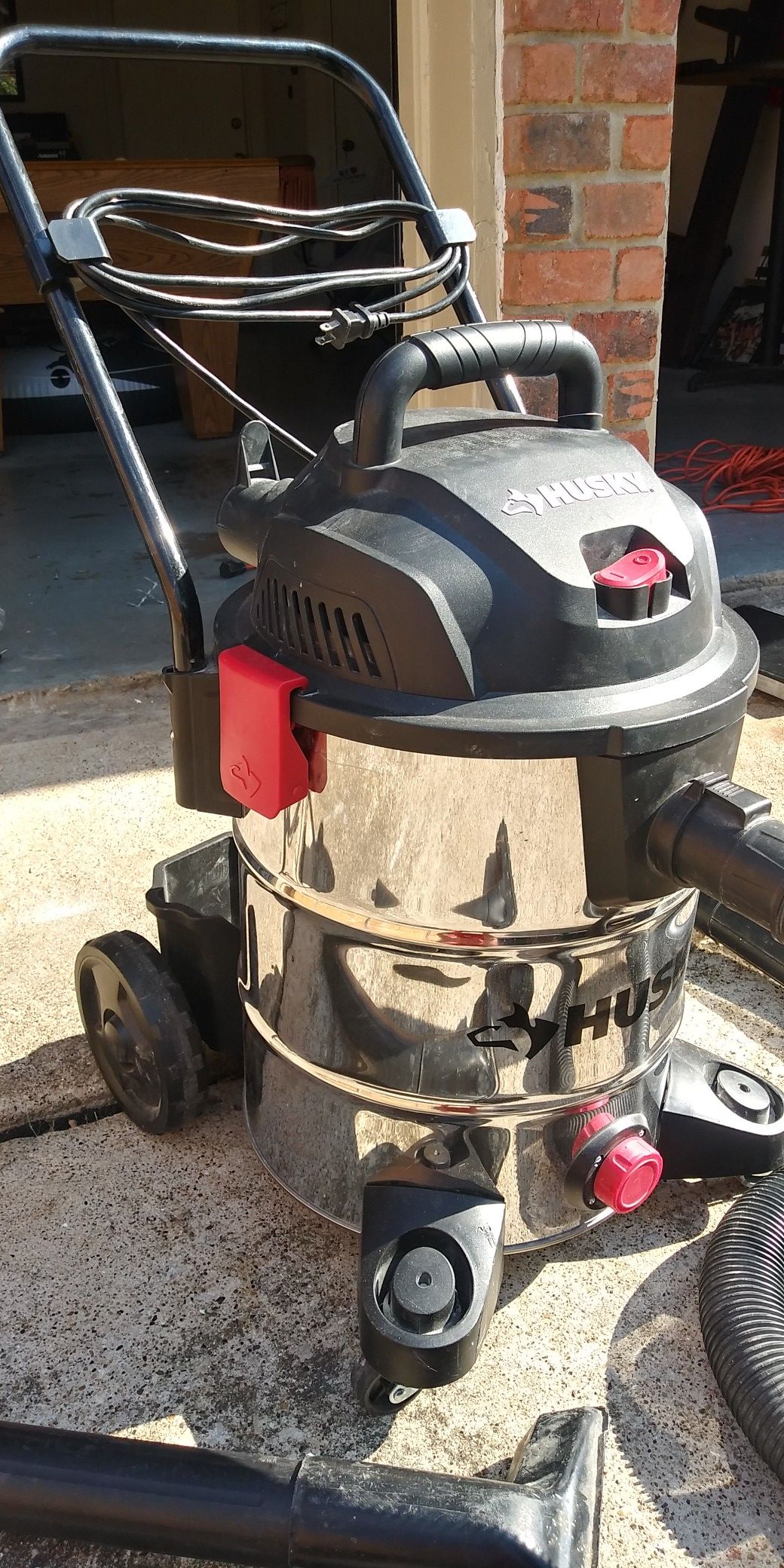 Husky Shop Vac (Wet/Dry) w/ accessories for Sale in Plano, TX OfferUp