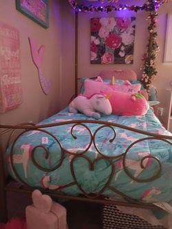 Single canopy bed with good mattress