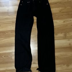 Black levi’s jeans