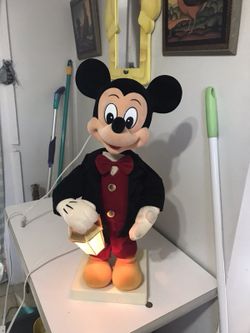 Minnie Mouse 22 inches Christmas animate/music lamp.