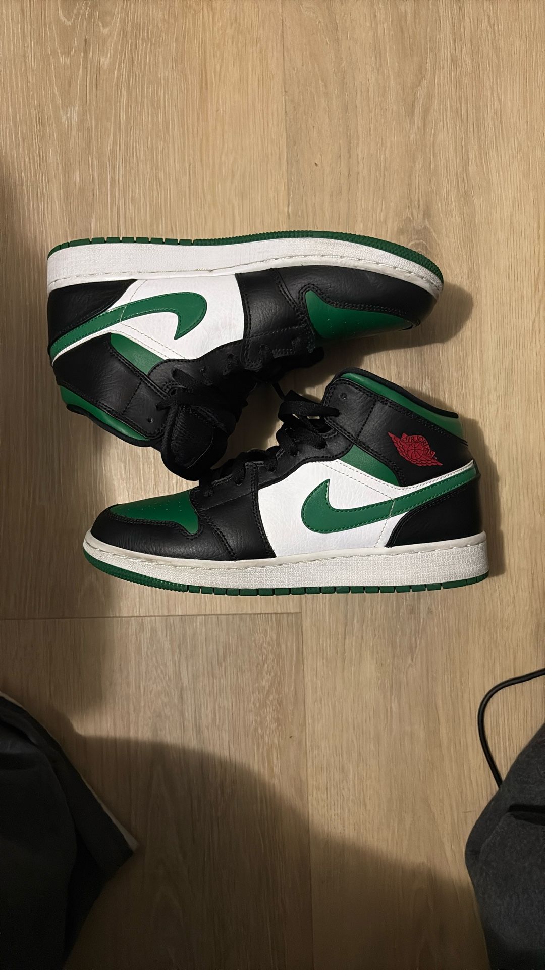 6.5 Air Jordan 1 mids (GS)