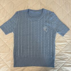 Blue cropped knit sweater with white embroidered letter