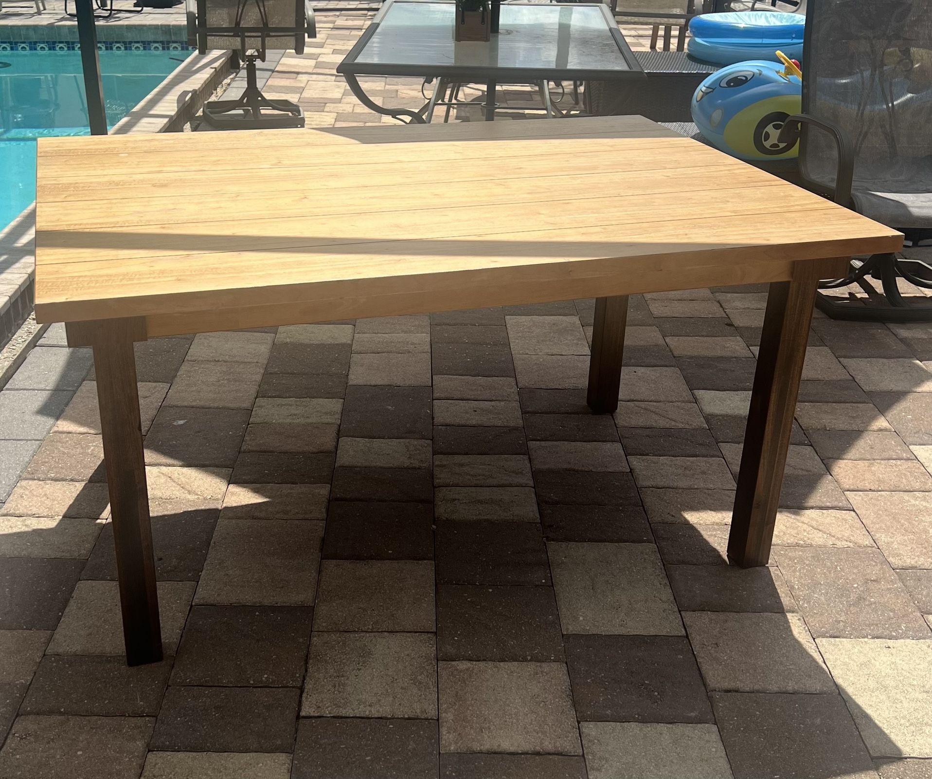 Solid wood dining table in perfect condition. I can deliver for an additional cost. Price 30$