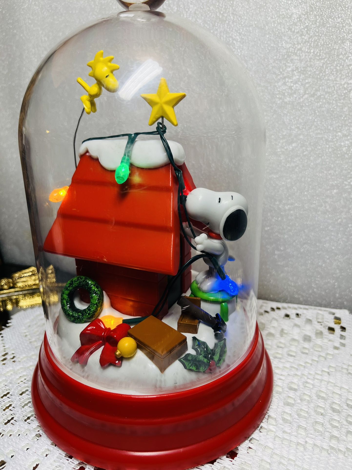 PEANUTS SNOOPY LIGHT-UP DOME TABLETOP CHRISTMAS DECORATION