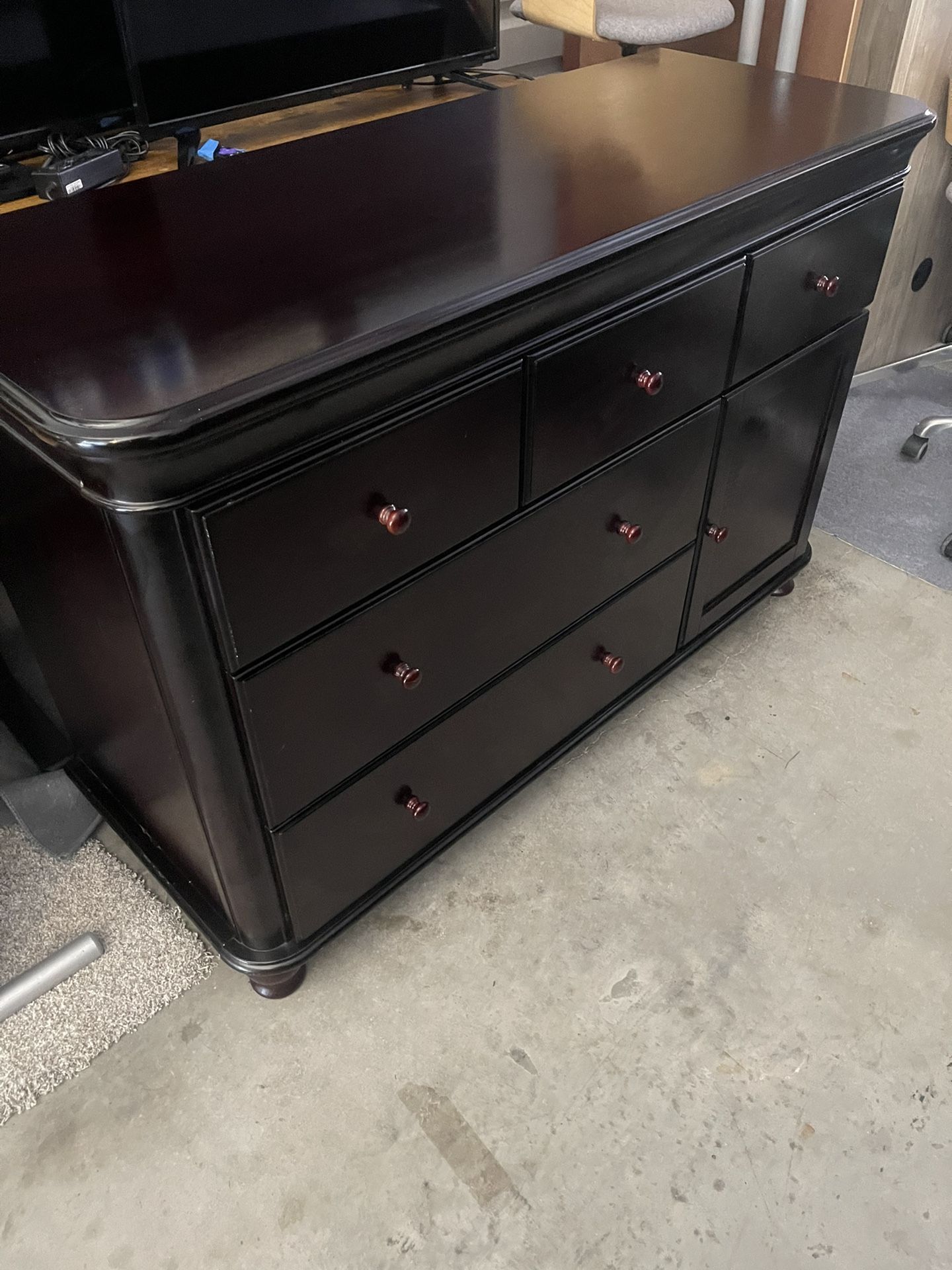 Dresser 