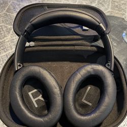 Bose Quiet Comfort Headphones (Noise Cancel)