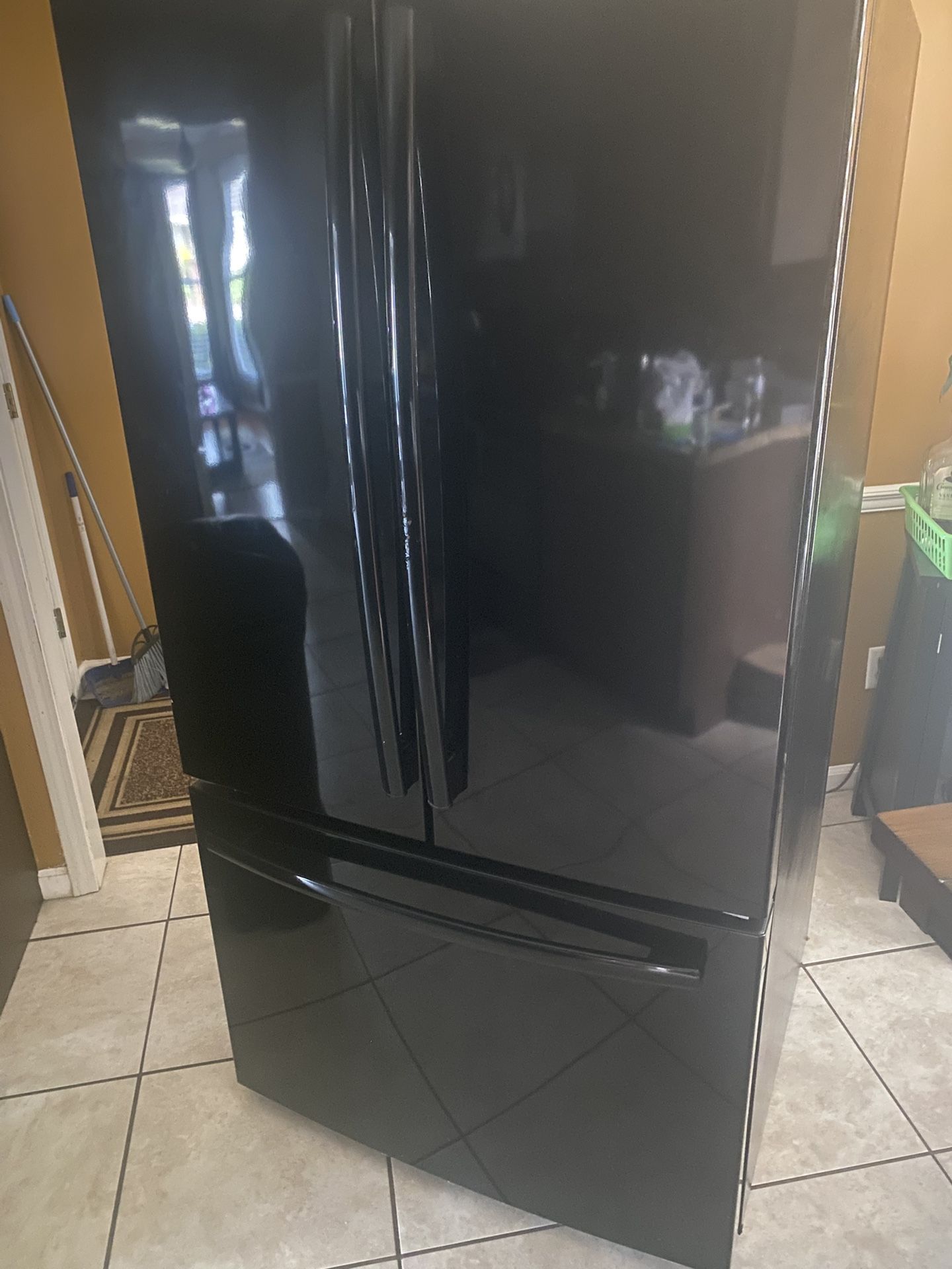 GE Refrigerator With Ice Maker and hidden water dispenser