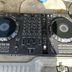 Pioneer DJ DDJ-FLX6 And JBL Pro Speakers. 