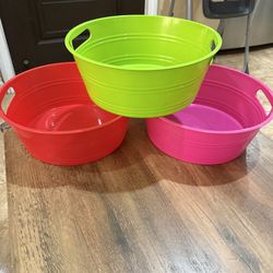 3 plastic buckets