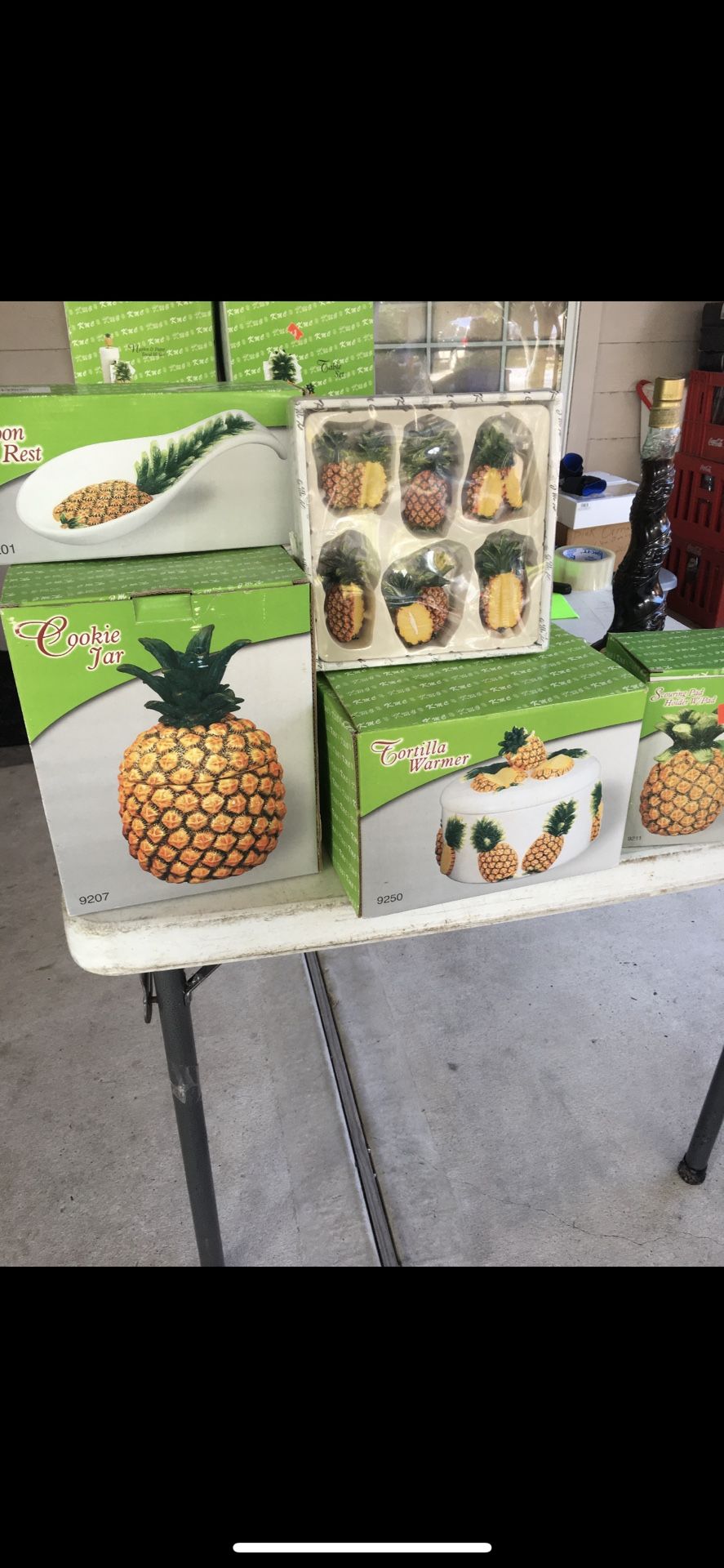 Pineapple container